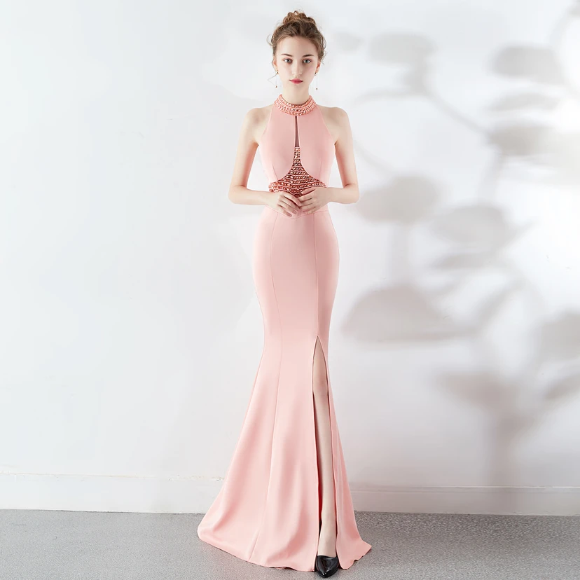 Robe de mariée longue rouge à traîne et col halter, style automne, pour un banquet de mariage ou une soirée. view 19