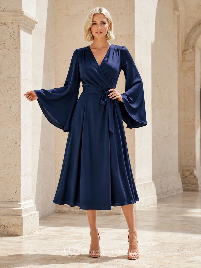 Vestido largo de gasa azul marino con escote en V y mangas acampanadas hasta la rodilla.