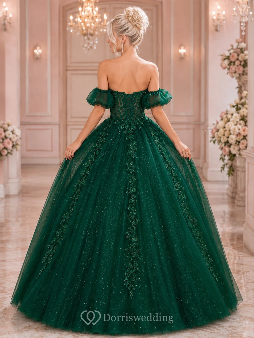 Vestido de gala romántico de encaje y tul con escote corazón y hombros descubiertos, color esmeralda, ideal para quinceañeras. view 2