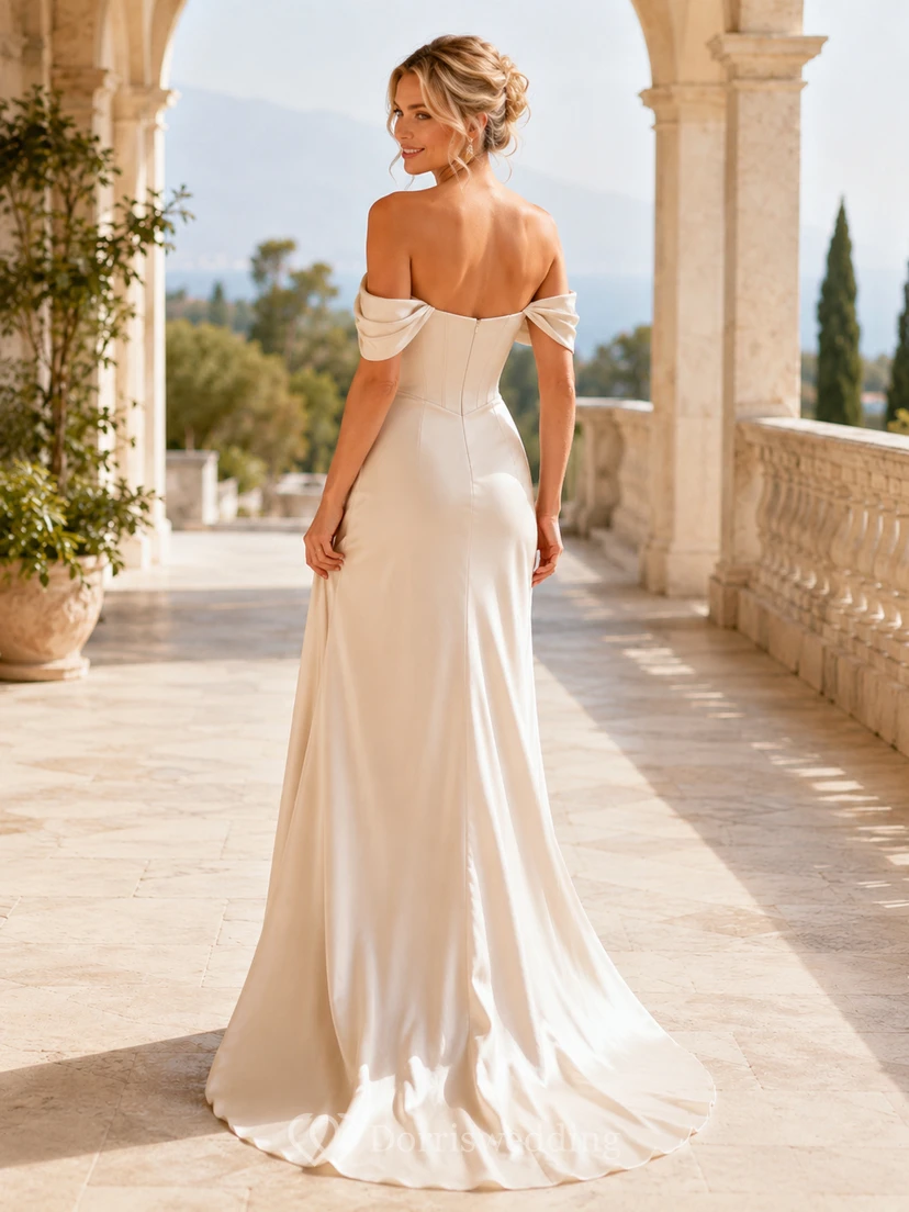 Robe de mariée fourreau en satin drapé à épaules dénudées et fente latérale, drapée sur le côté view 2