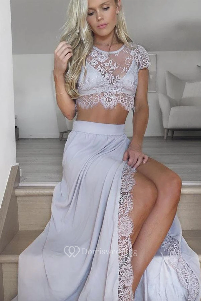 Zweiteiliges Chiffonkleid mit Spitze, Strasssteinen und kurzen Ärmeln