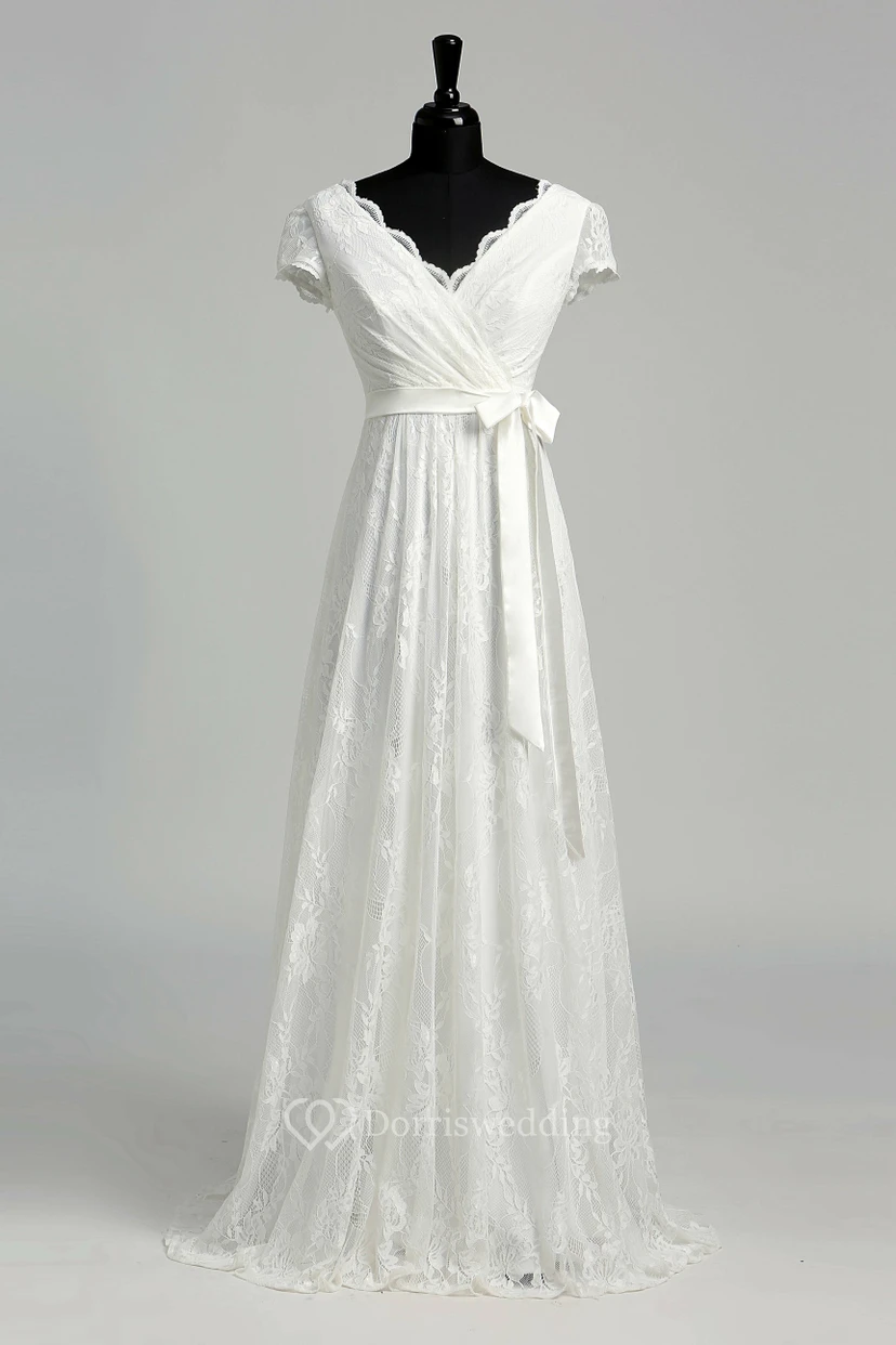 Robe de mariée en dentelle, coupe trapèze, décolleté en V festonné, manches courtes illusion, longueur au sol view 8
