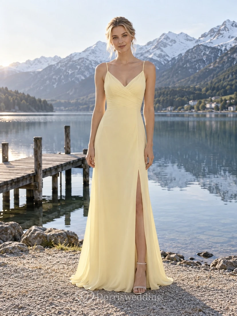 Vestido de novia sencillo de gasa color narciso con escote en V, sin mangas, abertura frontal y cola.