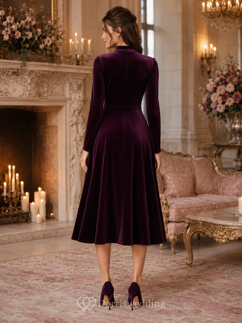 Robe prune en velours à col montant et manches longues, coupe trapèze, style thé, idéale pour une invitée au château. view 2
