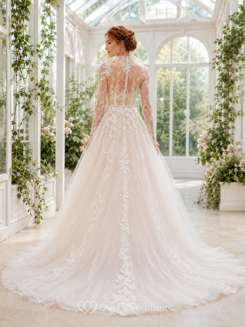 Robe de mariée modeste en dentelle et tulle, coupe sirène, col rond, manches longues et traîne chapelle. view 2