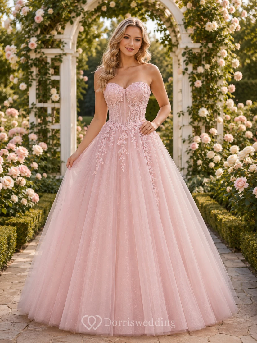Ballkleid aus Tüll mit rosafarbener Spitze und herzförmigem Ausschnitt