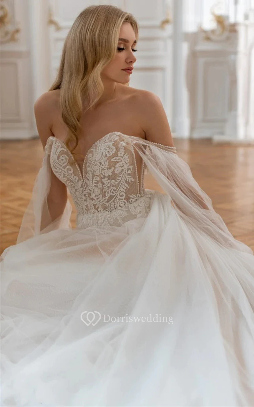 Robe de mariée vaporeuse à manches longues, coupe empire, plissée en dentelle, effet illusion empire, style vaporeux. view 3