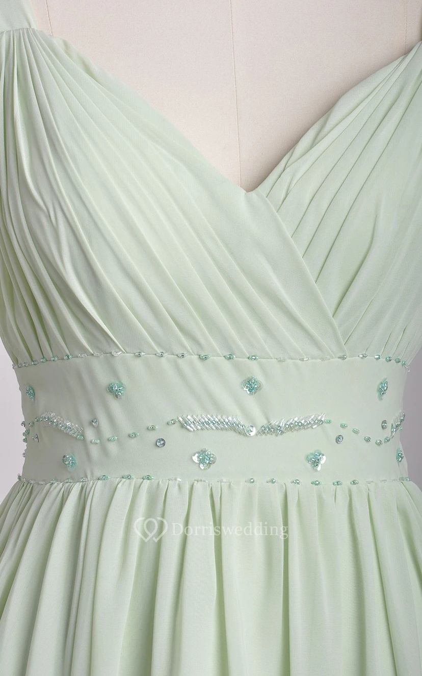 Robe de demoiselle d'honneur vert sauge en mousseline de soie, coupe trapèze, col en V et larges bretelles view 2