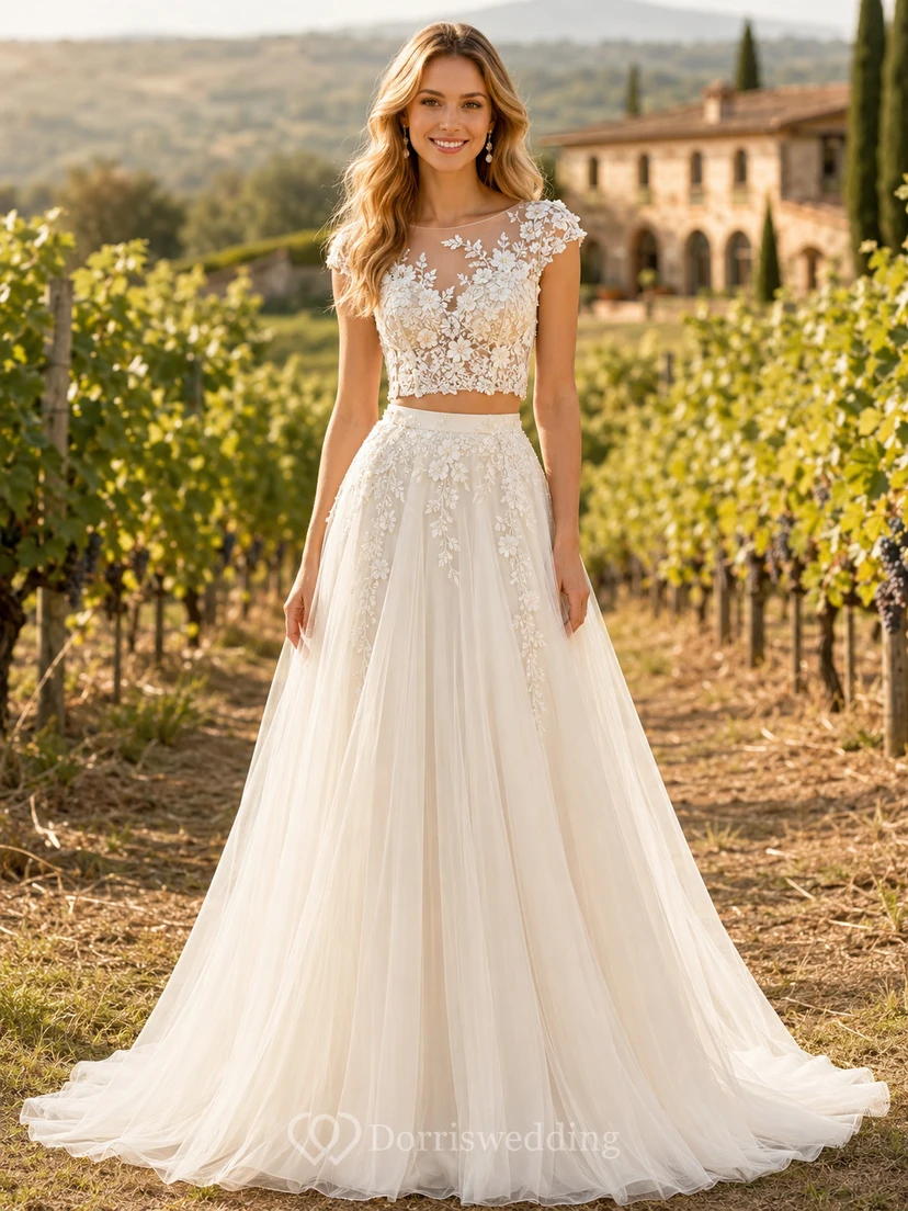 Conjunto de novia de tul con top corto bordado floral y estampado de viñedo.