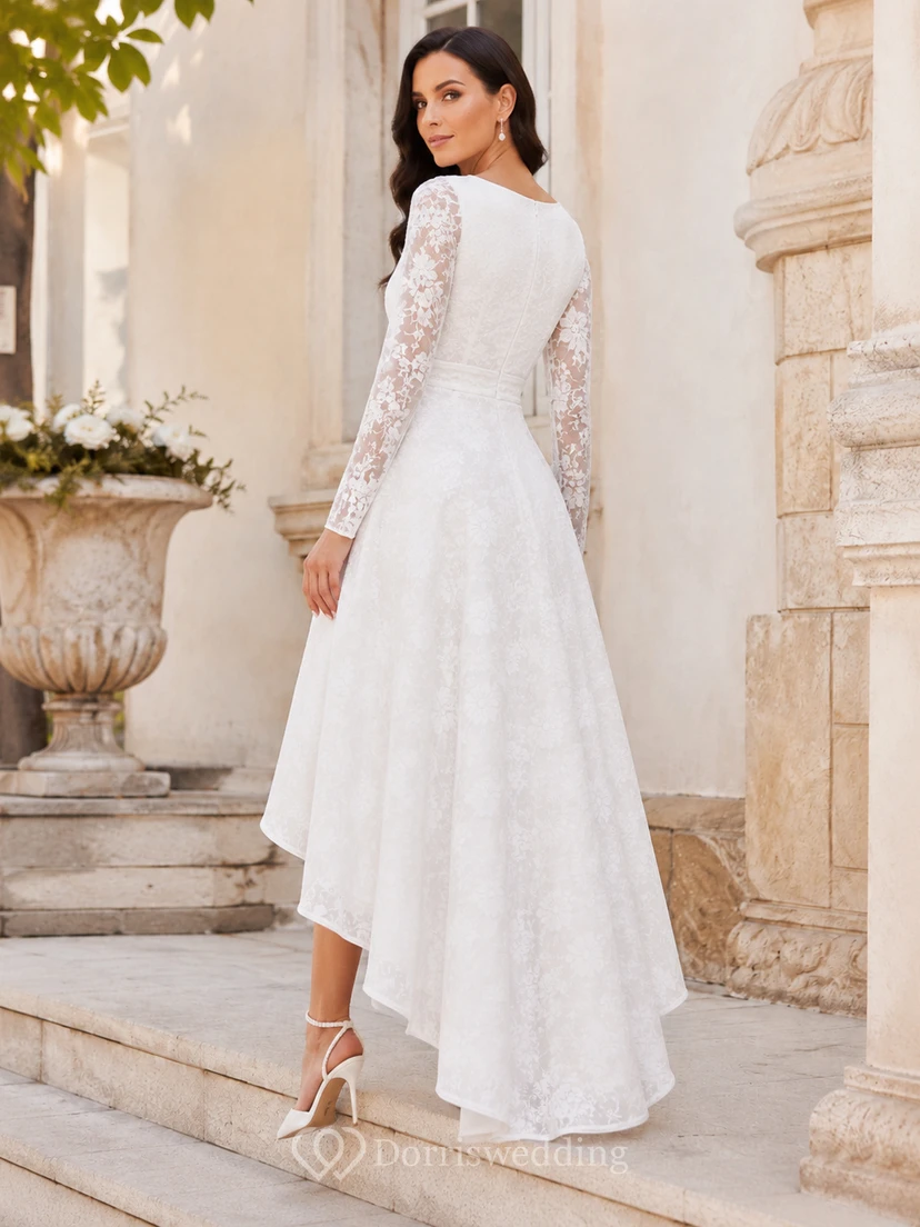 Vestido formal blanco modesto de encaje con escote barco asimétrico y manga larga, estilo juzgado. view 2