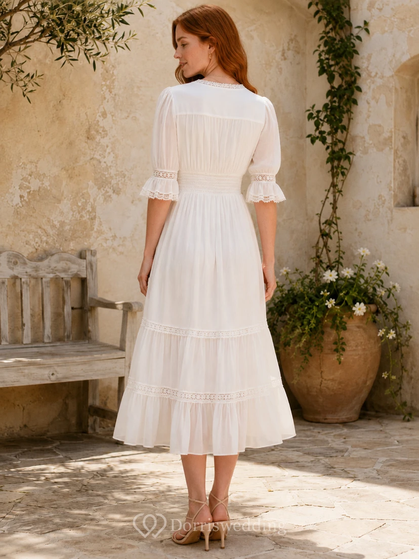 Robe de mariée bohème mi-longue à volants en dentelle, col en V et manches cloche, style jardin view 2