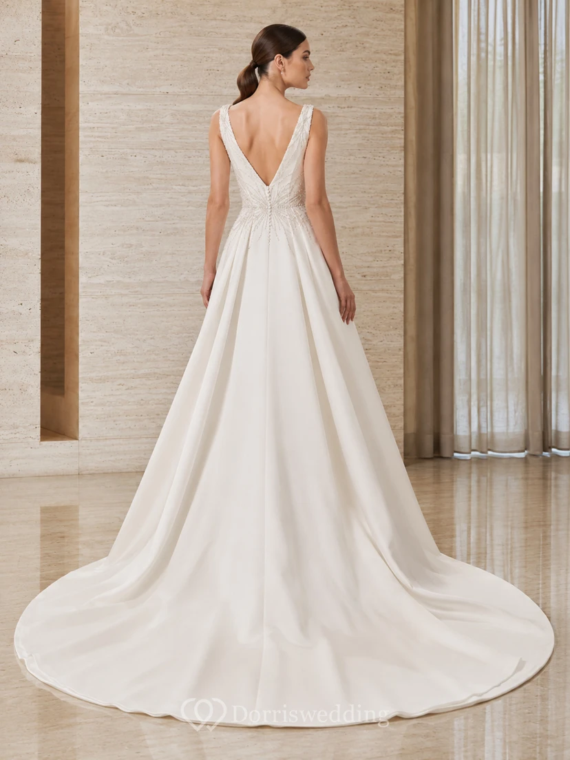 Robe de mariée en satin plissée à décolleté plongeant et traîne chapelle view 2