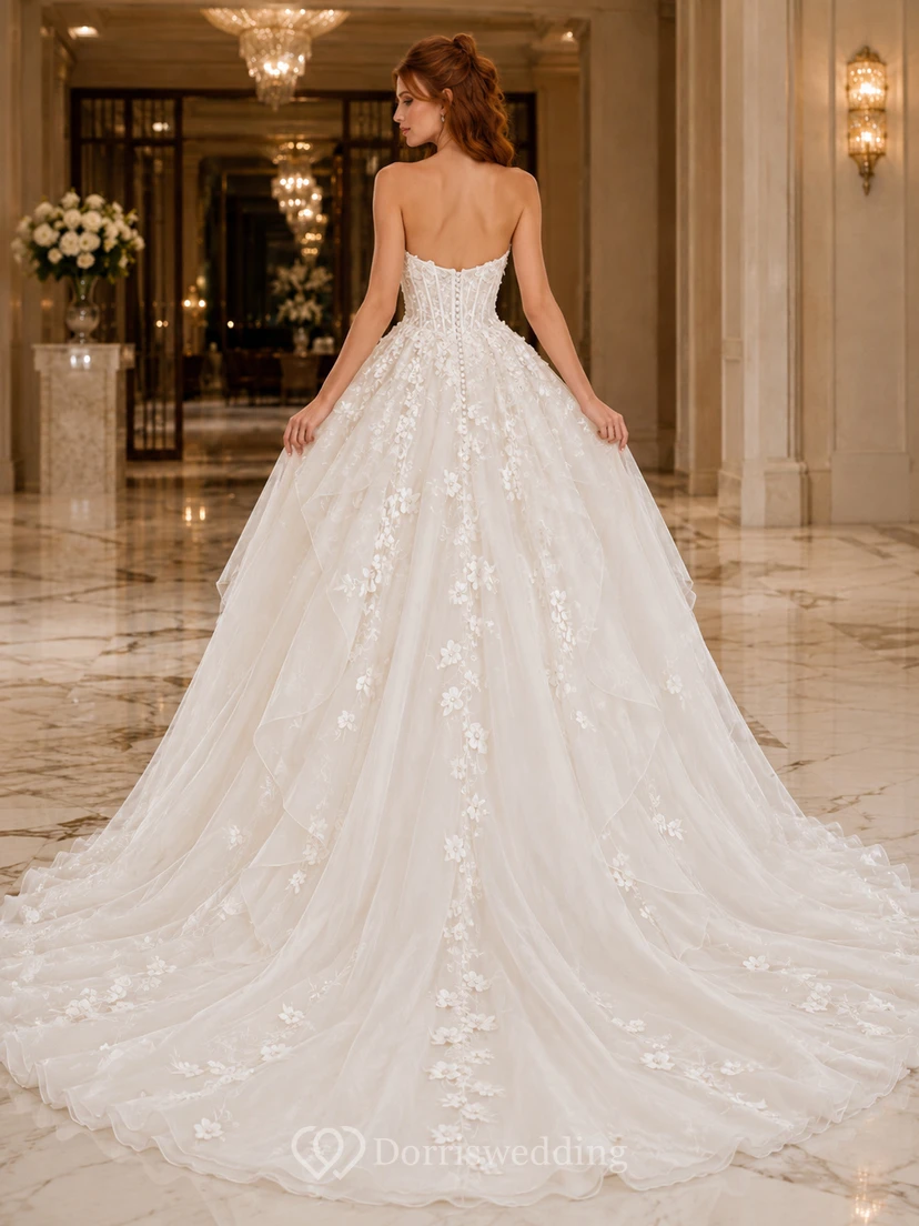 Trägerloses, herzförmiges Brautkleid mit floraler Spitze, Knopfleiste am Rücken und Stufenrock, Kapellenschleppe view 2