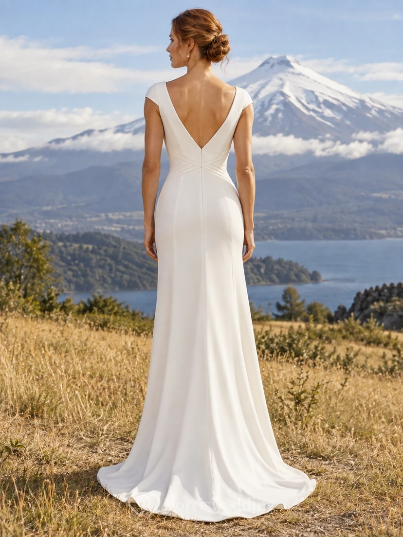 Vestido de novia de crepé con escote barco, mangas cortas y espalda en V profunda. view 2
