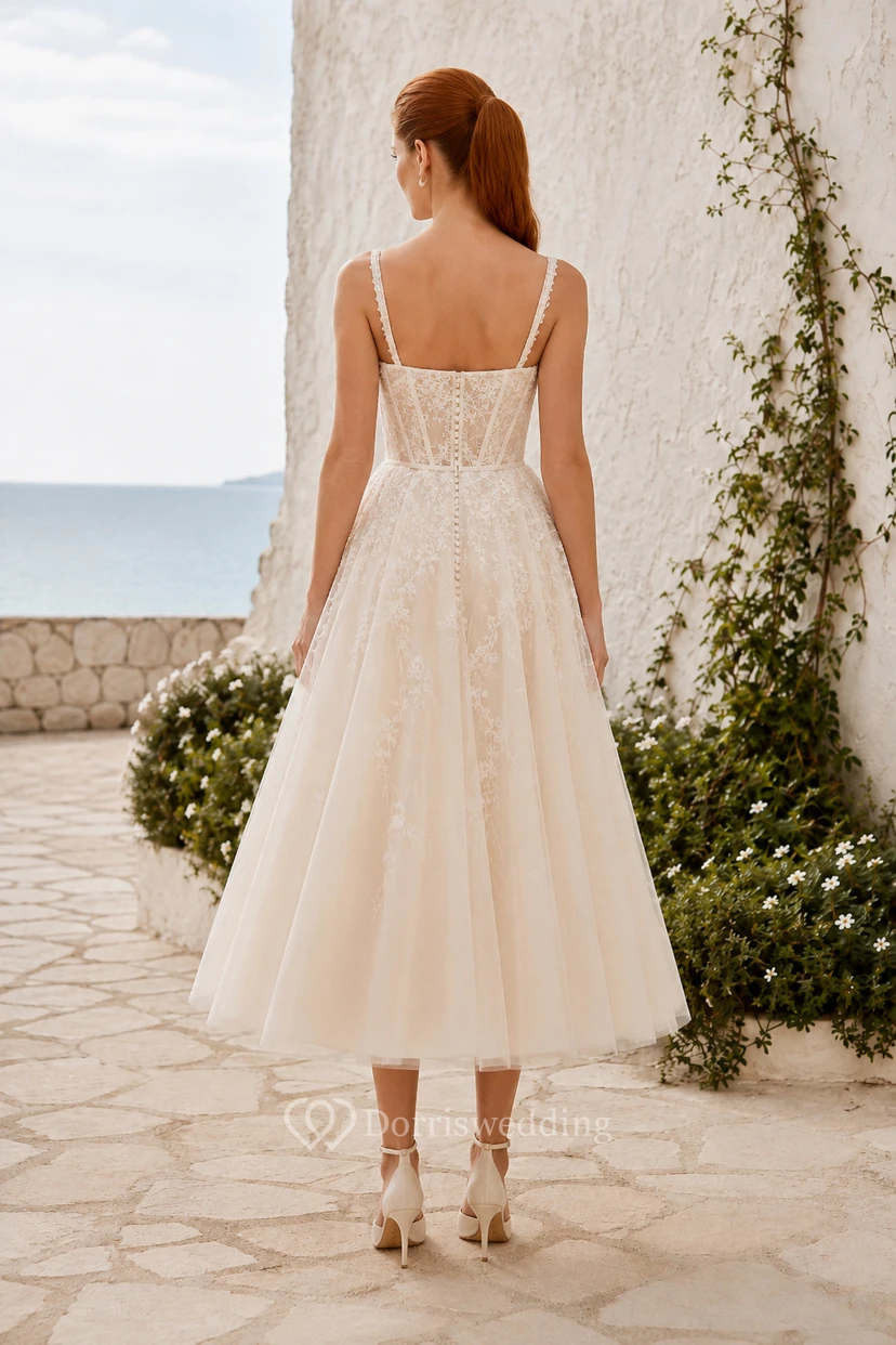 Robe de mariée en tulle longueur thé à fines bretelles et corsage en dentelle view 2