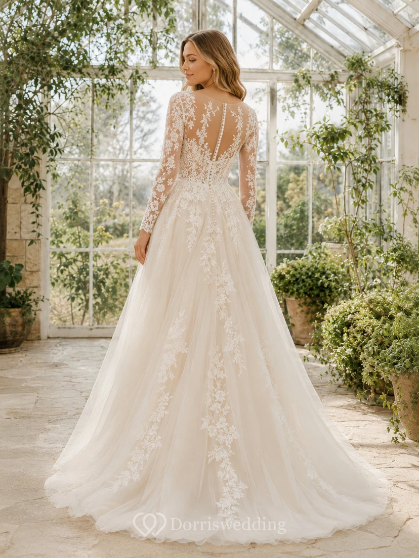 Robe de mariée bohème trapèze, décolleté en V profond, manches longues illusion en dentelle, traîne chapelle view 2
