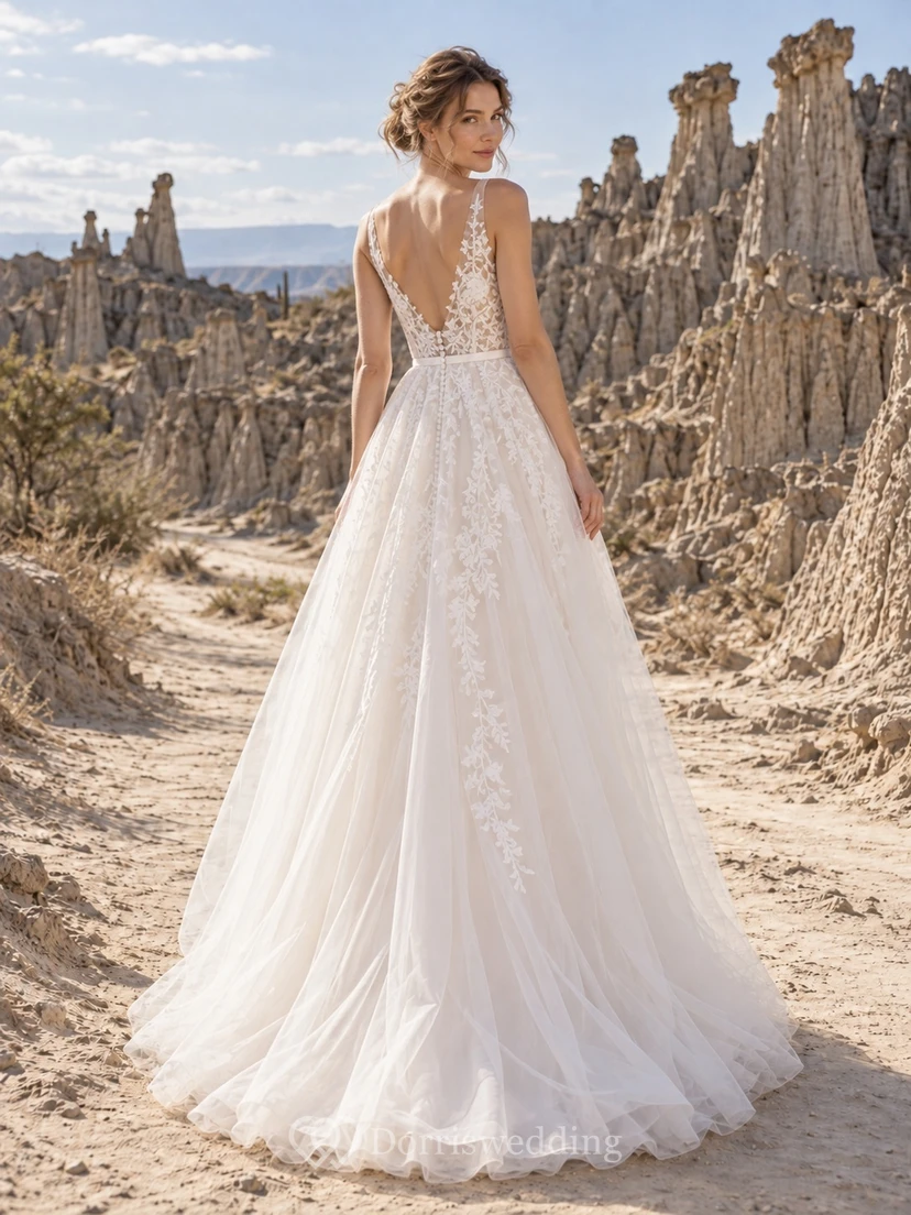 Vestido de novia de tul con escote en V, encaje, corpiño floral y cola larga en línea A. view 2