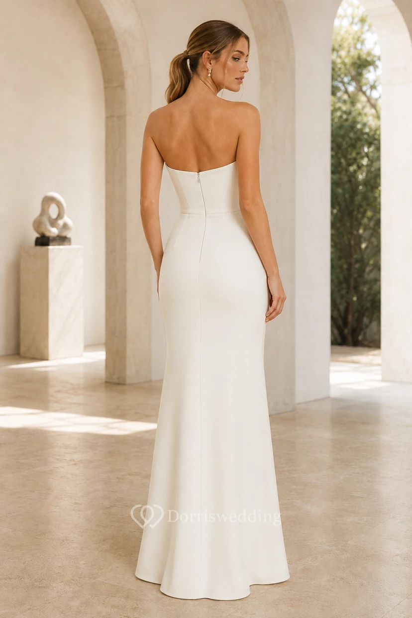 Vestido de noche blanco de satén, corte recto, sin tirantes, escote corazón con abertura, largo hasta el suelo. view 2