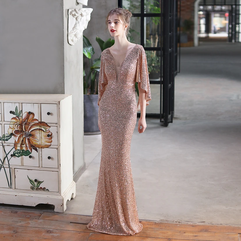 Robe de soirée élégante à paillettes, style sirène, ailes d'ange, idéale pour un banquet ou une réunion. Mannequin automobile. Robe de soirée d'été. view 4