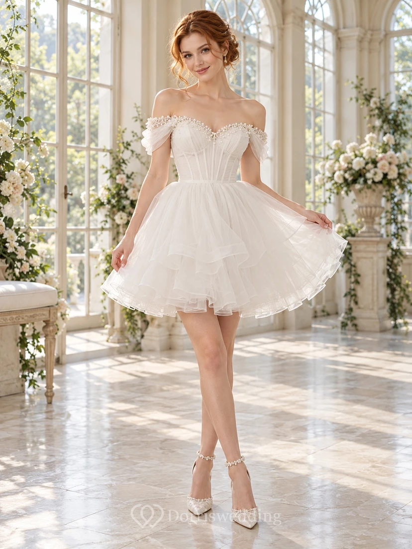 Kurzes, schulterfreies Brautkleid mit herzförmigem Dekolleté und Lagen aus floralem Tüll