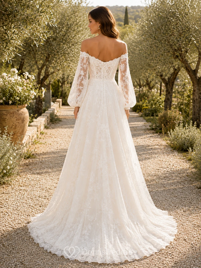 Robe de mariée à épaules dénudées, décolleté en cœur, manches longues illusion, application de dentelle et ourlet balayé view 2