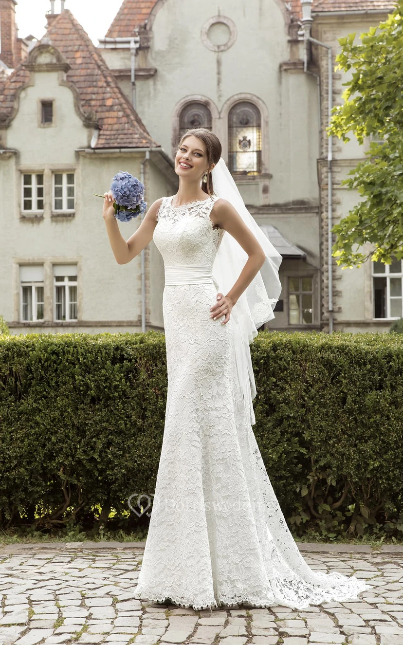 Robe de mariée fourreau sans manches en dentelle, ornée d'un col bijou et d'une taille froncée
