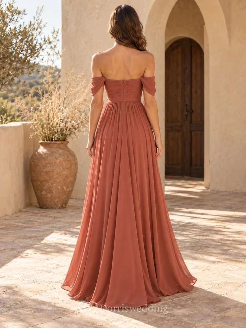 Robe de demoiselle d'honneur maxi en mousseline de soie vermillon bohème à épaules dénudées et décolleté cœur froncé view 2