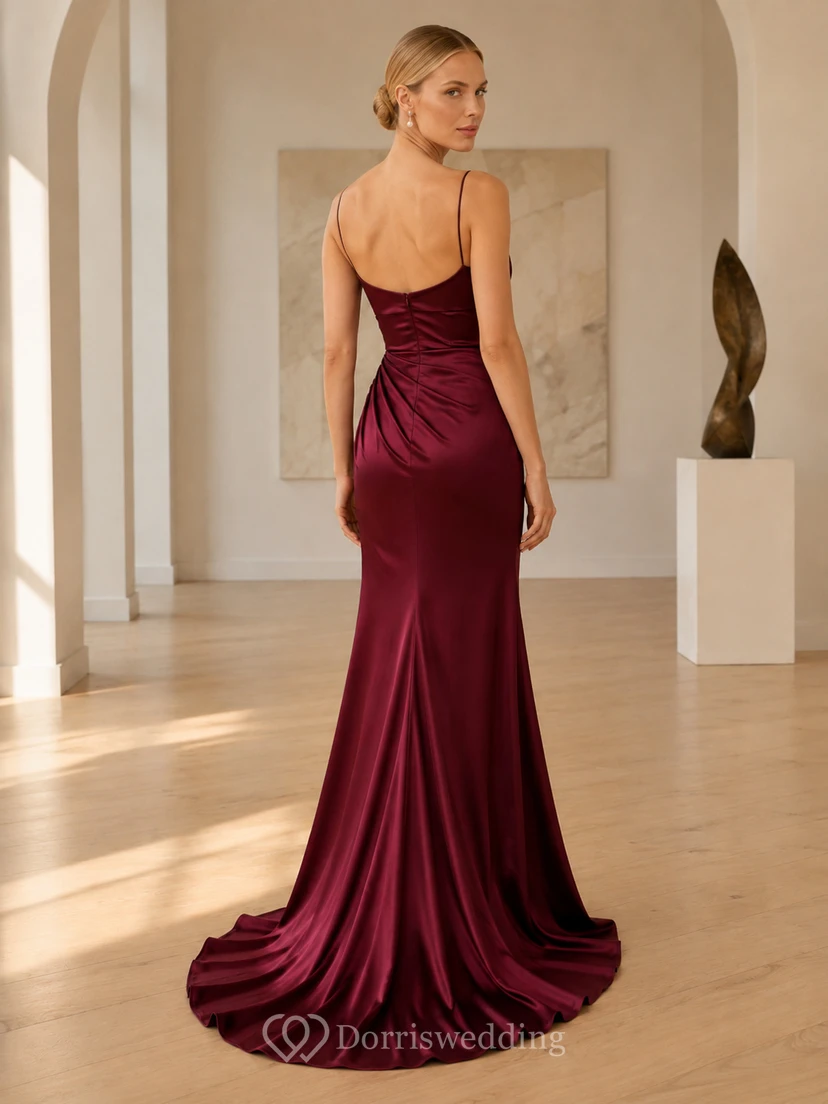 Robe de mariée fourreau en satin drapé à bretelles spaghetti bordeaux et col bénitier view 2