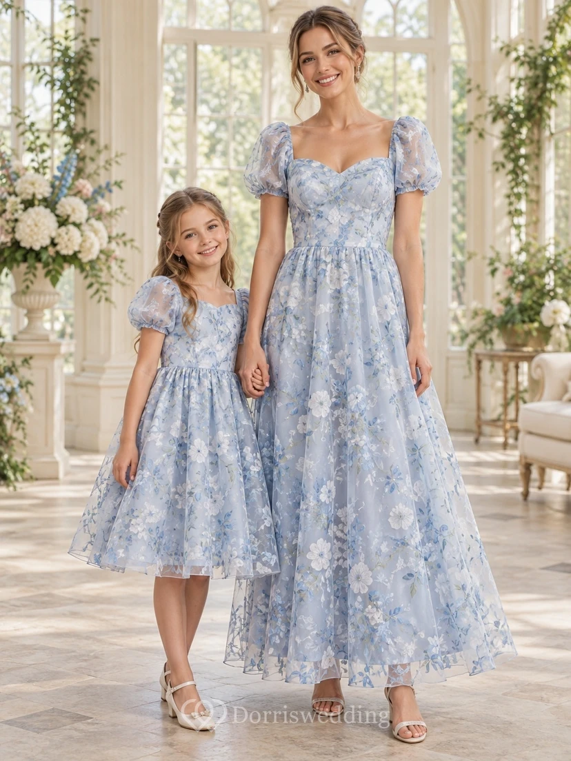 Robe assortie pour la mère, bleu floral, col carré, manches bouffantes, coupe trapèze, col rond.