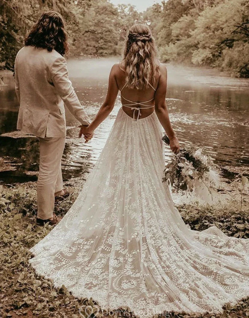 Robe de mariée bohème dos nu en dentelle à col halter et dos nu view 4
