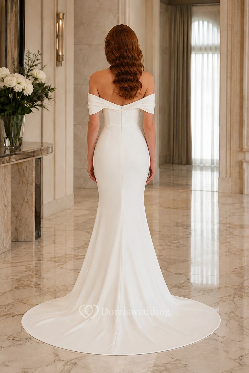 Robe de mariée sirène en satin, épaules dénudées et traîne. view 2