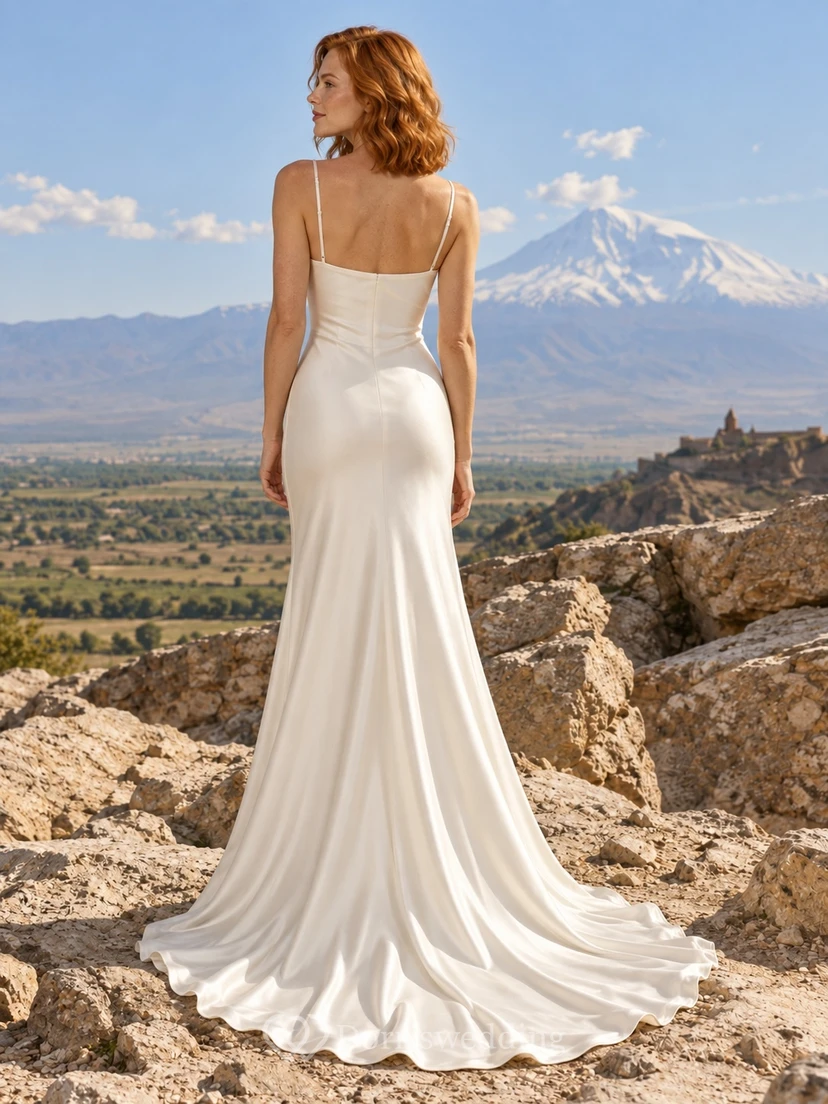 Vestido de novia sencillo de satén con escote corazón y tirantes finos, con cola. view 2