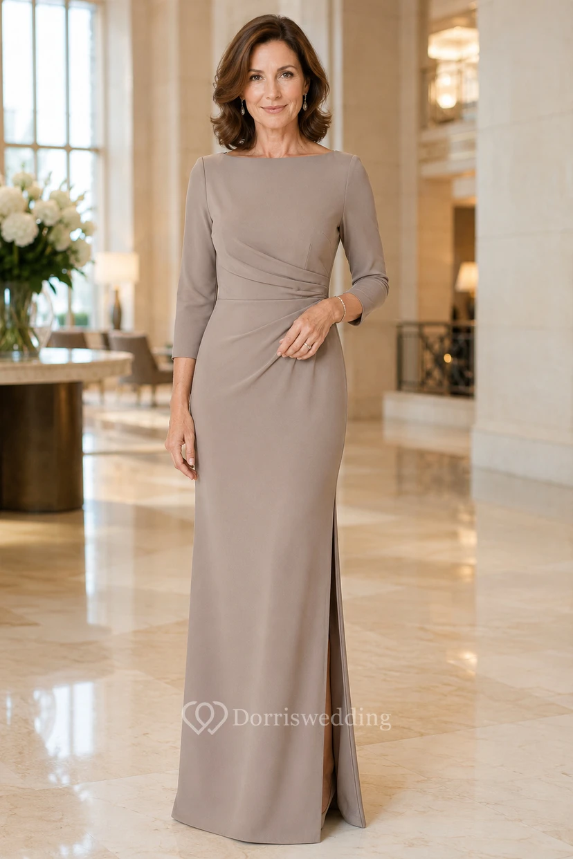Robe de mariée taupe en jersey de satin stretch, coupe fourreau, manches 3/4, encolure bateau, longueur au sol avec fente.