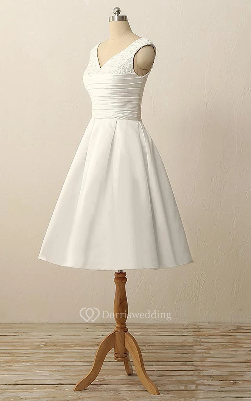 Robe courte en satin à col en V plissé et ornée de perles et d'appliques view 2