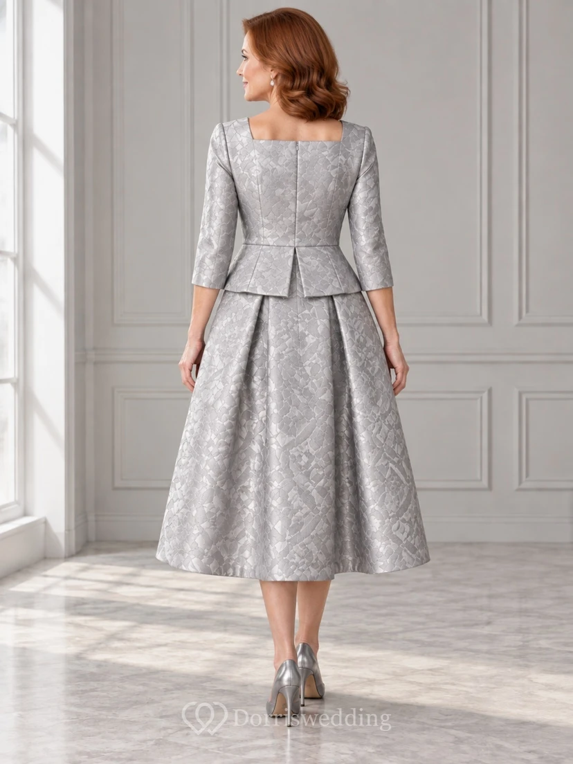 Robe de soirée argentée à col carré, manches trois-quarts, basque en jacquard, longueur thé, col carré et coupe trapèze. view 2