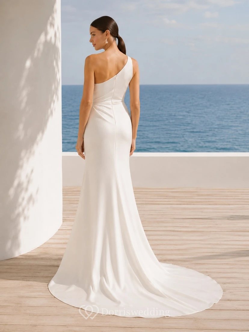 Vestido de novia sencillo y elegante de un solo hombro, estilo tubo. view 2