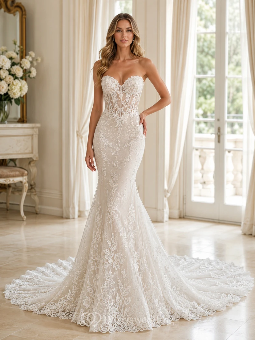 Robe de mariée Gallery Bridal en dentelle naturelle, décolleté en V profond, sans manches, sirène, traîne chapelle, ornée d'appliqués floraux, sans manches et à traîne chapelle.