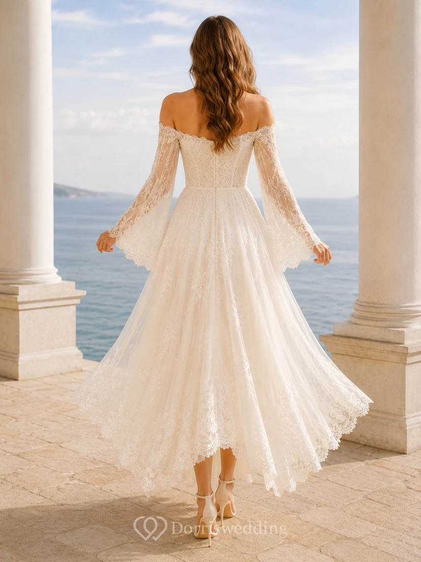 Lässiges, schulterfreies, langärmeliges Brautkleid aus Spitze mit Glockenärmeln und asymmetrischem Saum in A-Linie – romantisches Design view 2