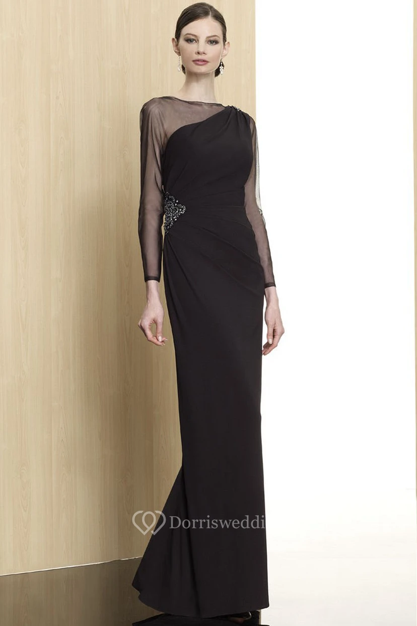 Vestido formal de gasa con escote joya, mangas ilusión con cuentas y escote joya.