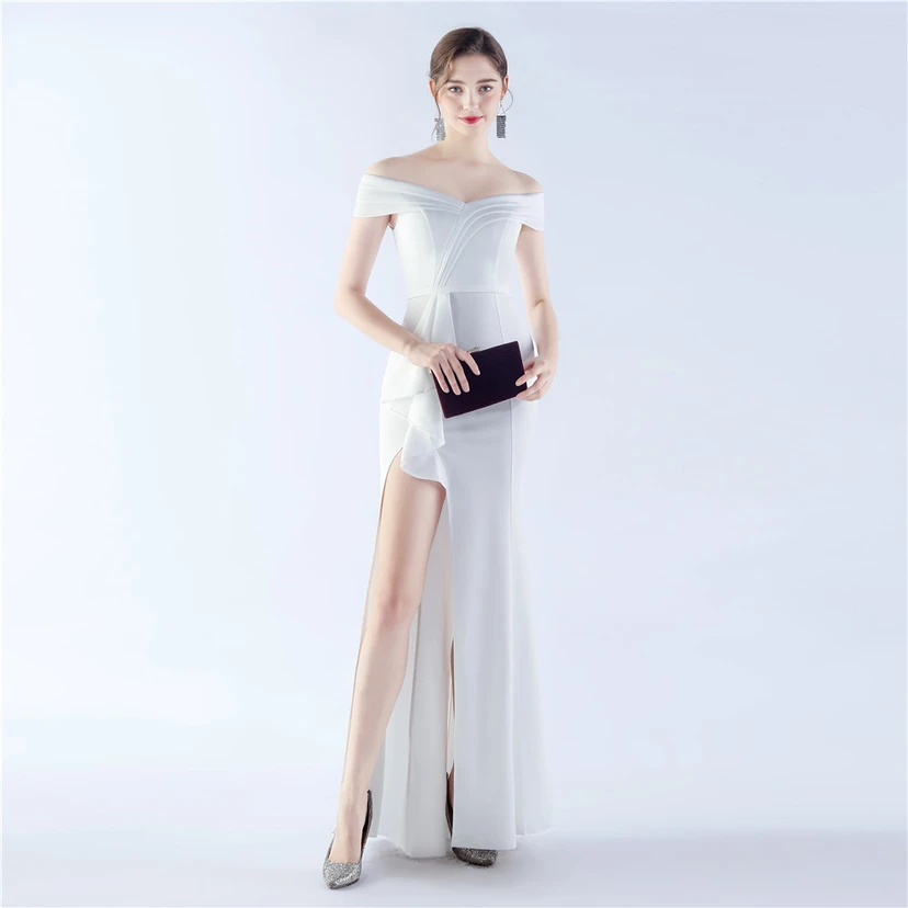 Klassisches langes Abendkleid aus Satin mit One-Shoulder-Ausschnitt view 50