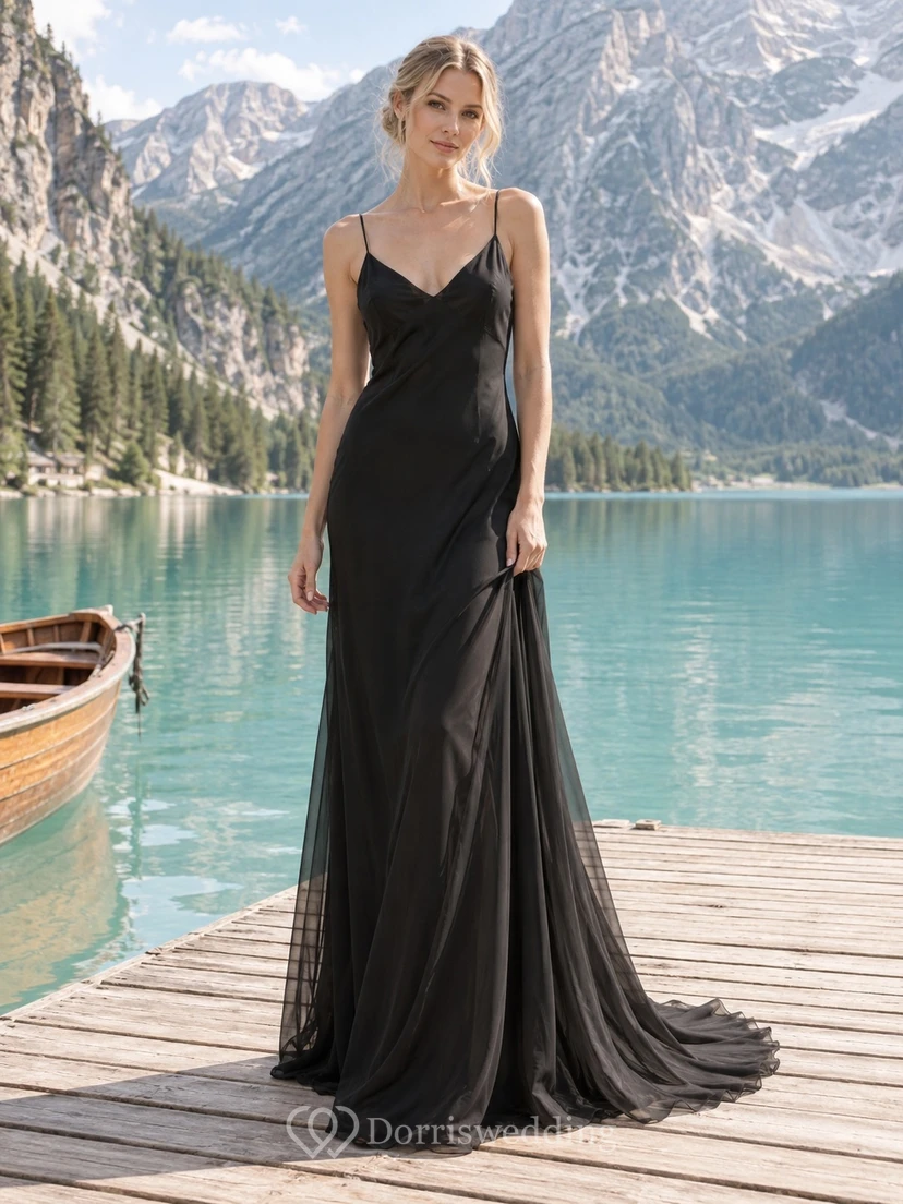 Vestido de novia sencillo negro de corte recto con escote en V, sin mangas, de gasa y satén, con abertura frontal y cola.