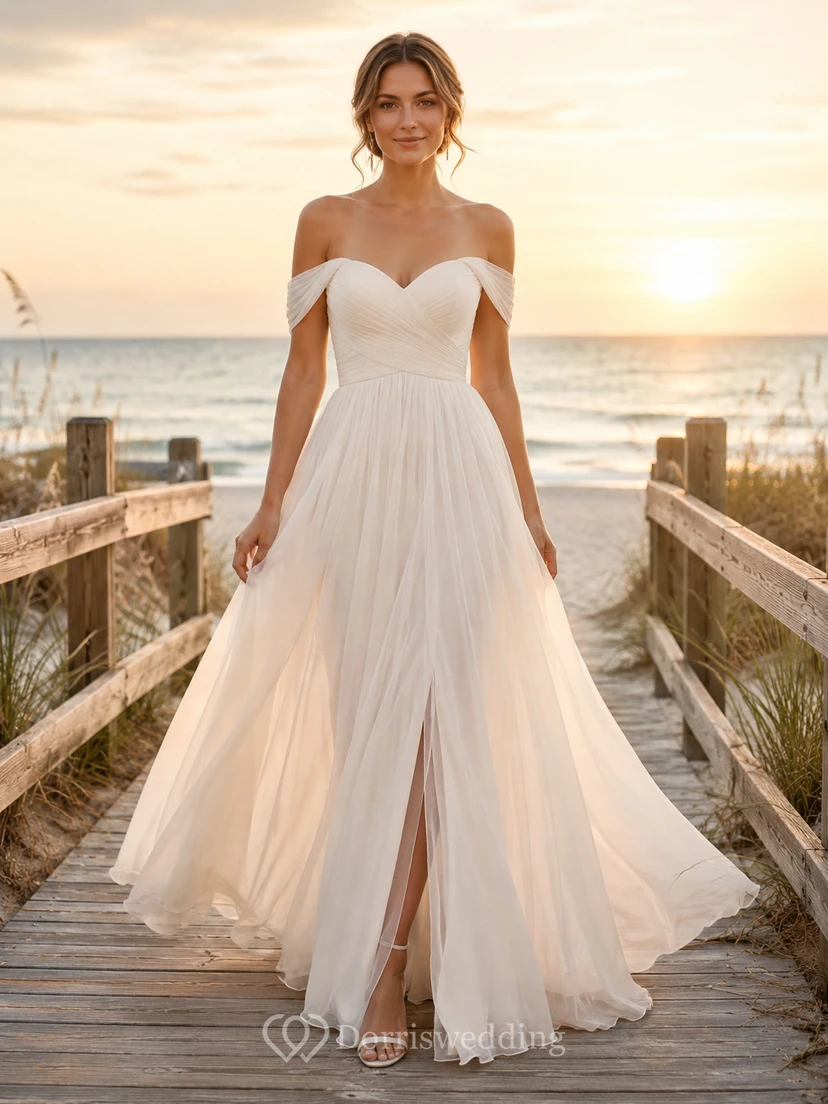 Robe de mariée légère en mousseline de soie, épaules dénudées, décolleté cœur, coupe trapèze et fente, idéale pour la plage.