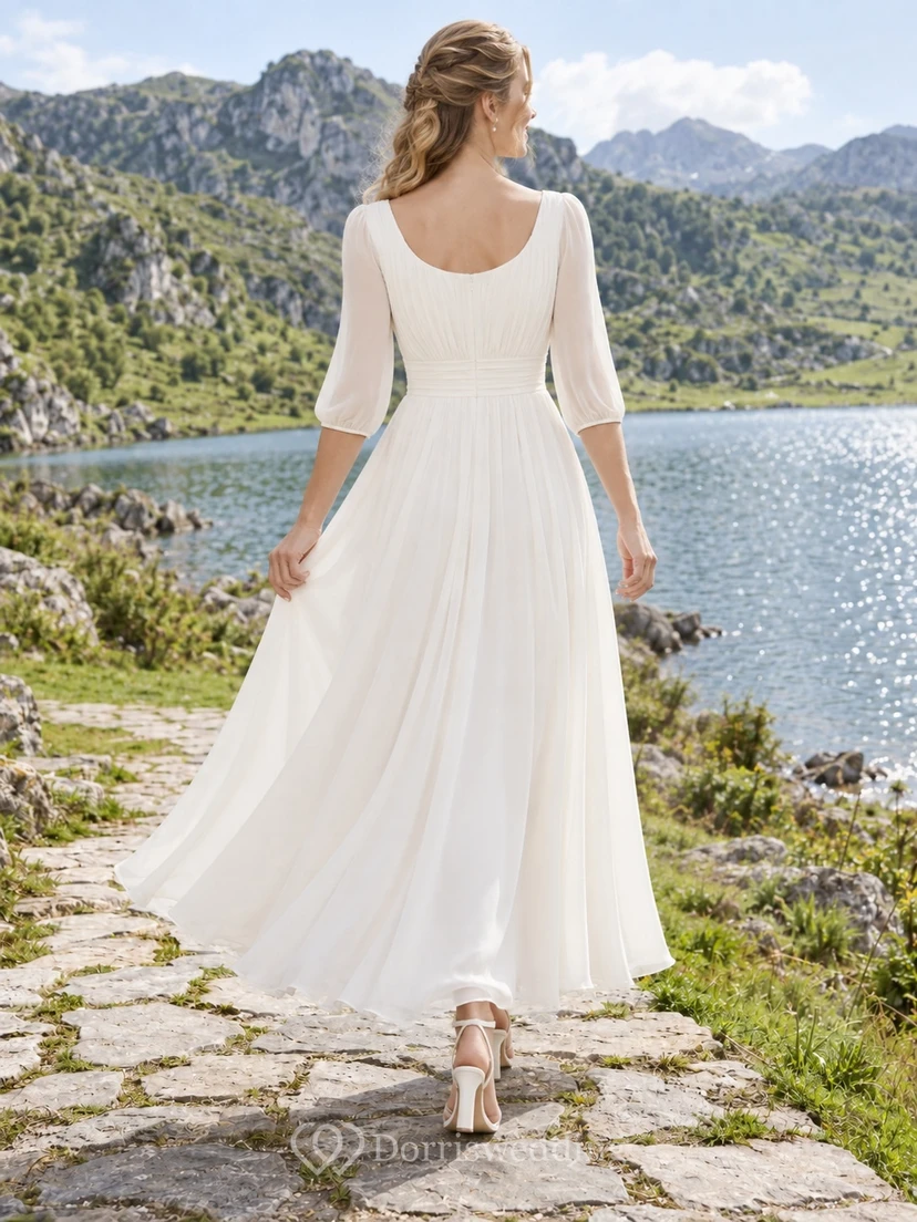 Sencillo vestido de novia de gasa hasta la rodilla, corte en A, escote barco, mangas tres cuartos. view 2