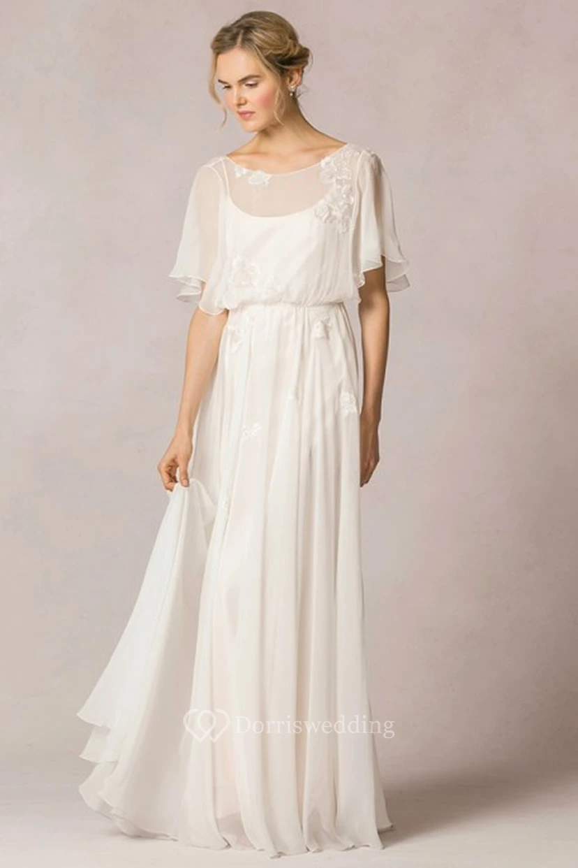 Robe de mariée bohème en mousseline de soie ornée d'appliqués et de plis, coupe fourreau, col rond, manches bouffantes et manches bouffantes.
