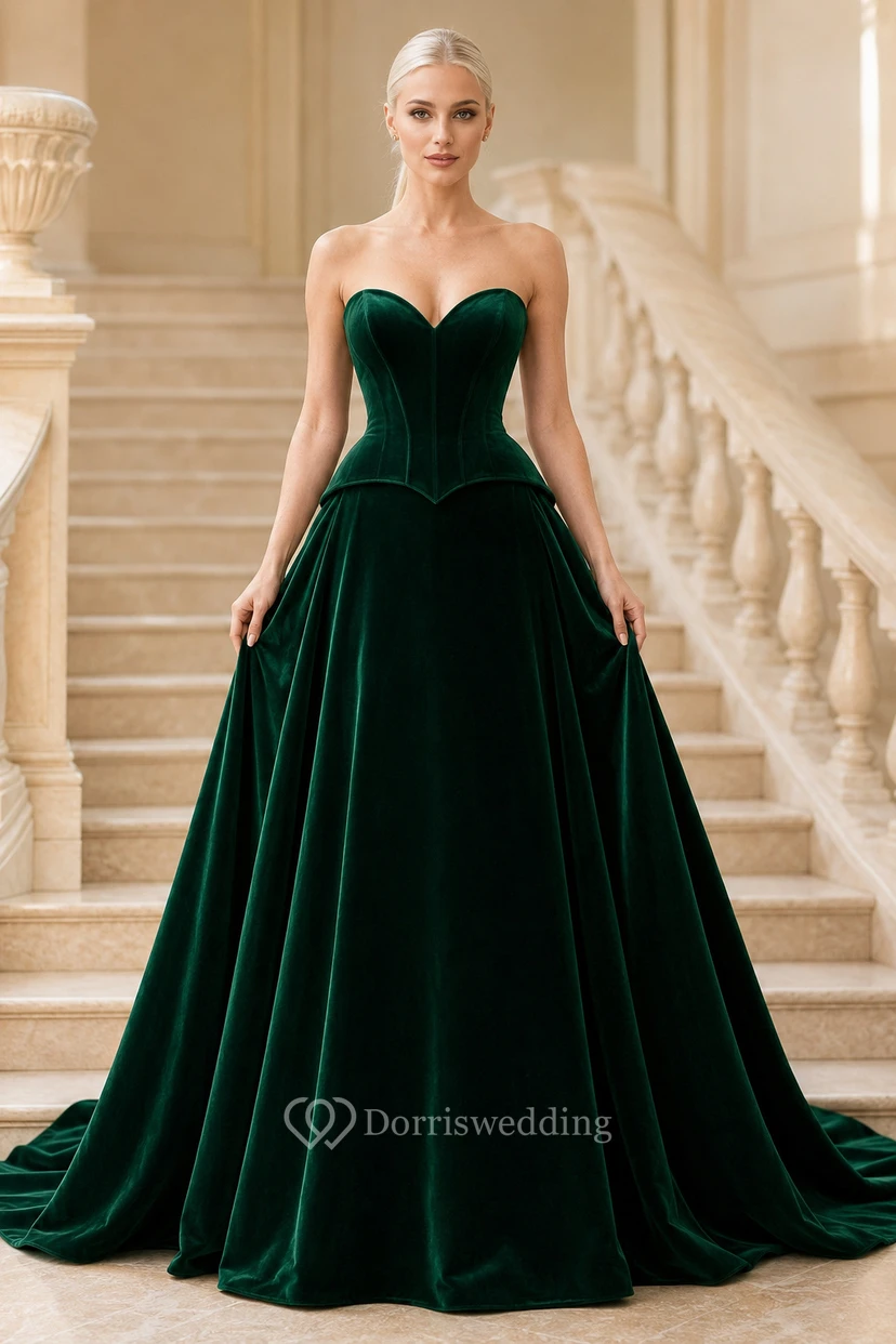 Dunkelgrünes, trägerloses Samtballkleid mit herzförmigem Oberteil und weitem Rock