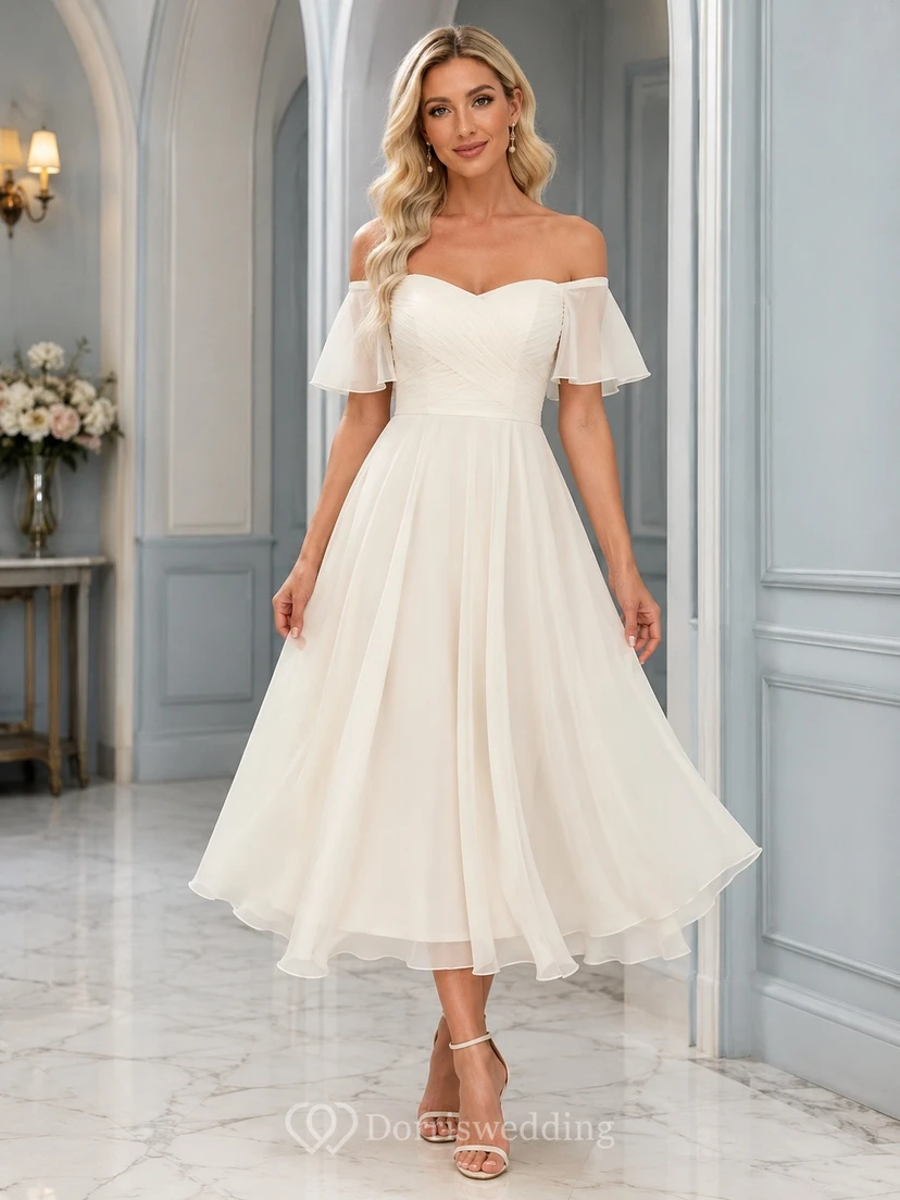 Elfenbeinfarbenes Chiffonkleid in Teelänge mit schulterfreiem Ausschnitt, flatternden Ärmeln und A-Linien-Schnitt