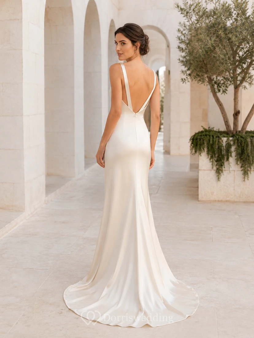 Robe de mariée fourreau en satin à col carré et dos nu view 2
