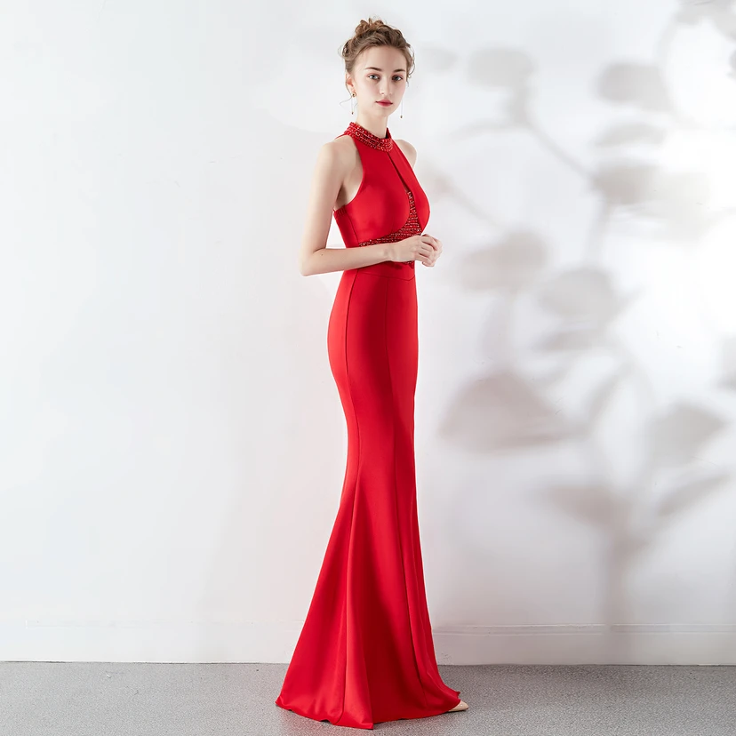 Robe de mariée longue rouge à traîne et col halter, style automne, pour un banquet de mariage ou une soirée. view 37