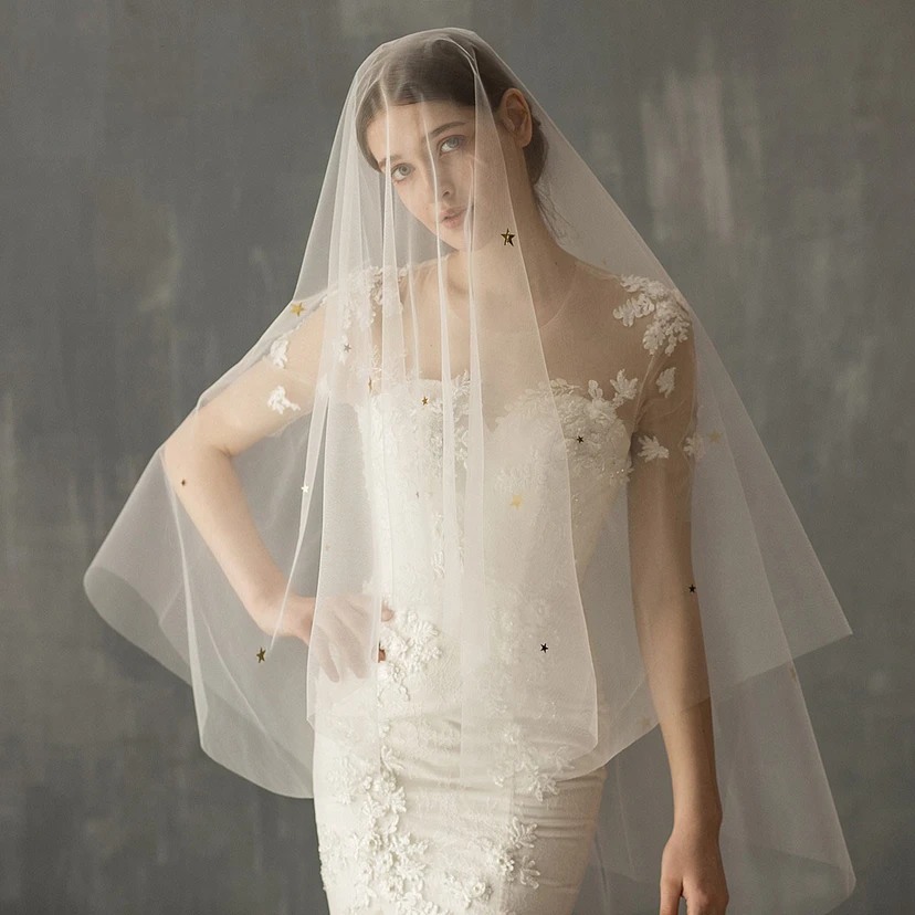 Voile de mariée romantique et doux à deux niveaux, longueur bout des doigts.