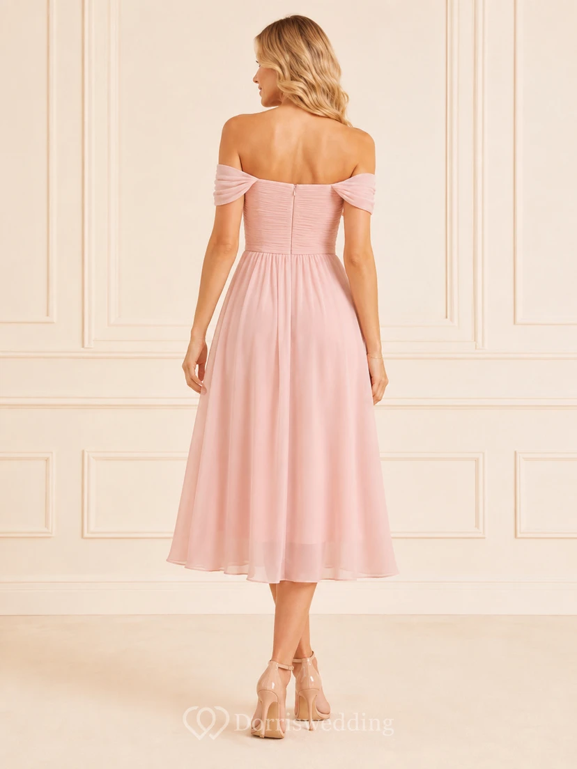 Zartrosa schulterfreies Chiffon-Brautjungfernkleid mit kurzen Ärmeln und Falten view 2